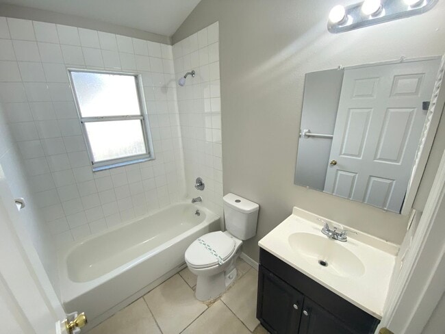 Photo - 3 Bed 2 Bath Home with Stainless Steel Appliances Near Poinciana Pkwy!