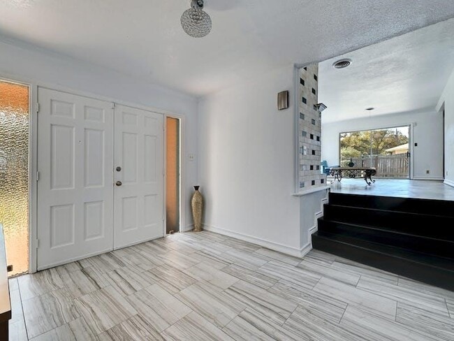 Building Photo - 1802 Temple Dr