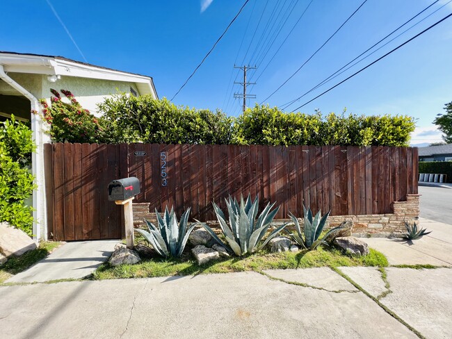 Photo - 5251 Auckland Ave