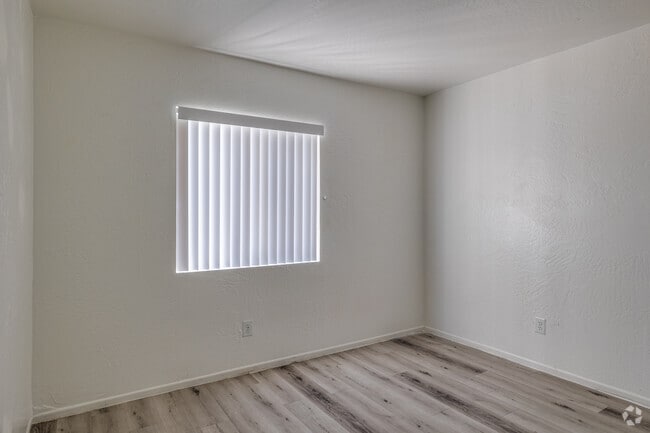 2BR, 1BA - 792SF