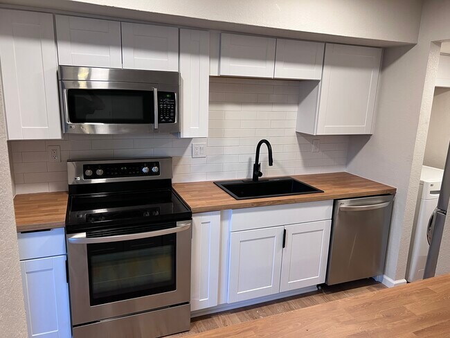Updated kitchen with all stainless steel appliances - 7602 N 61st Ave Unidad 7608