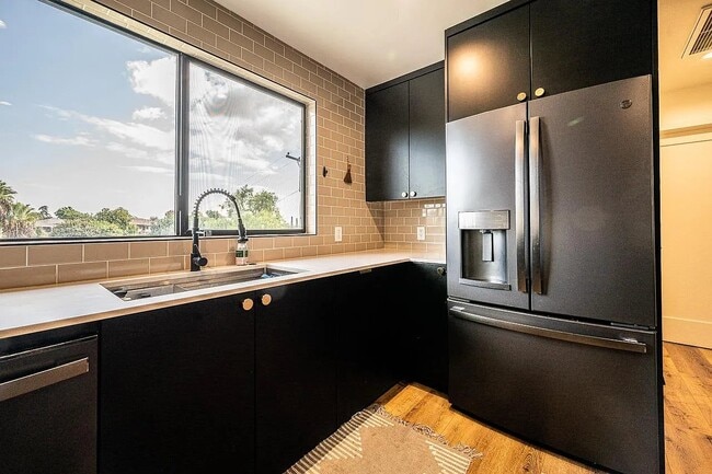 Building Photo - 4453 Carling Dr