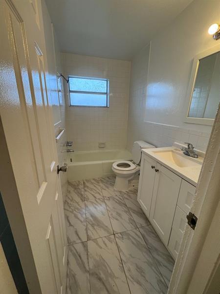Building Photo - 5831 SW 36th Ct Unit 205 Rental
