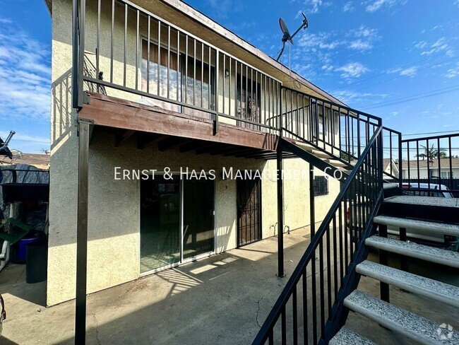 Building Photo - Lovely 2 Bedroom Apartment in Long Beach! Unit B