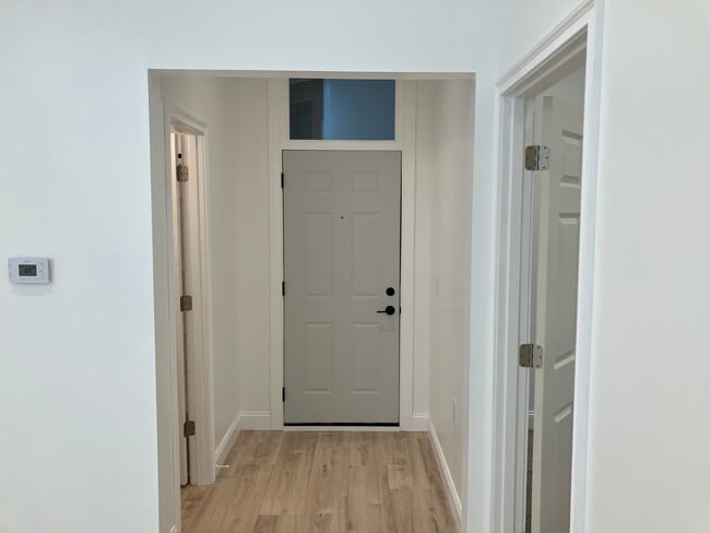 Building Photo - 513 1/2 S Main St Unit 2