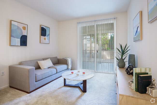 1BR, 1BA - 673SF - The Evergreen - Living Room