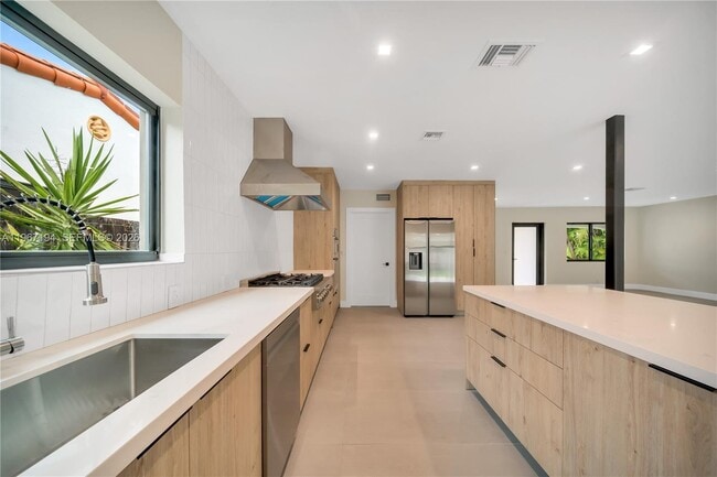 Photo - 910 W 47th Ct