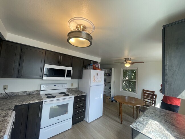 Photo - 1091 Gillingham Rd Apartments
