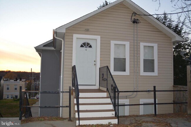 Photo - 3715 Falls Rd Unidad 4