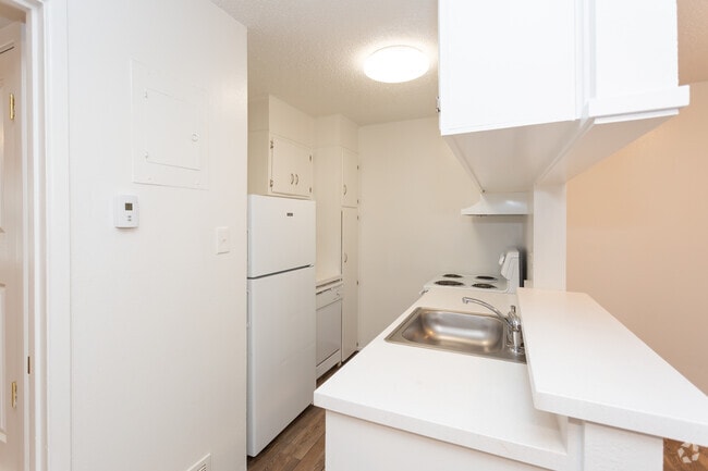 1BR 1BA - 580 SF