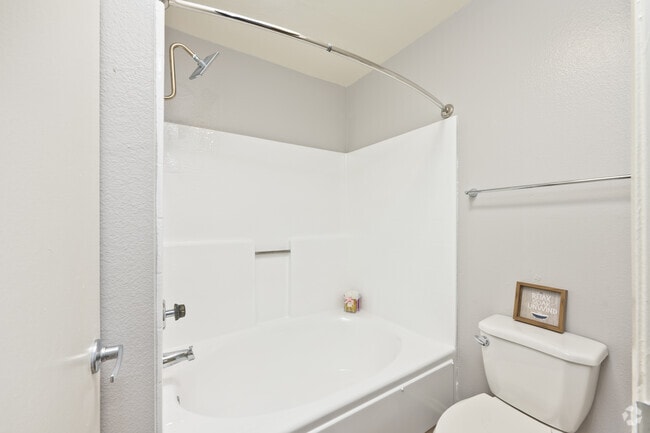 2BR, 2BA - 1010SF - Primary Bathroom