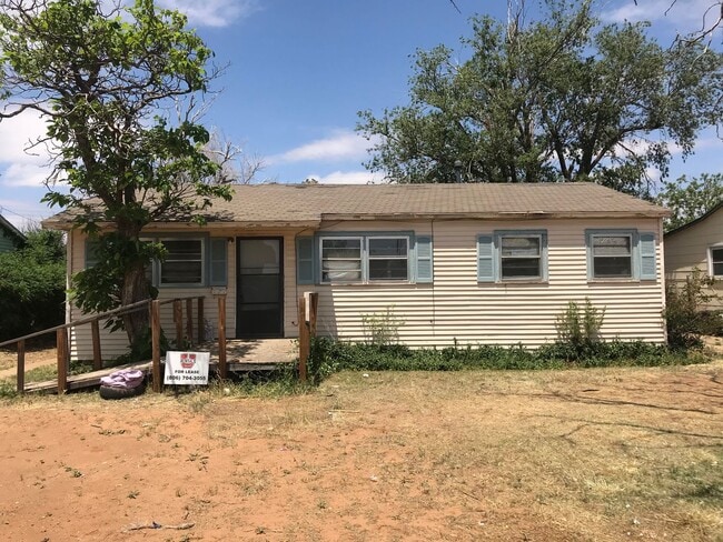 Building Photo - Handyman Special $0 First Month's Rent / “... Rental