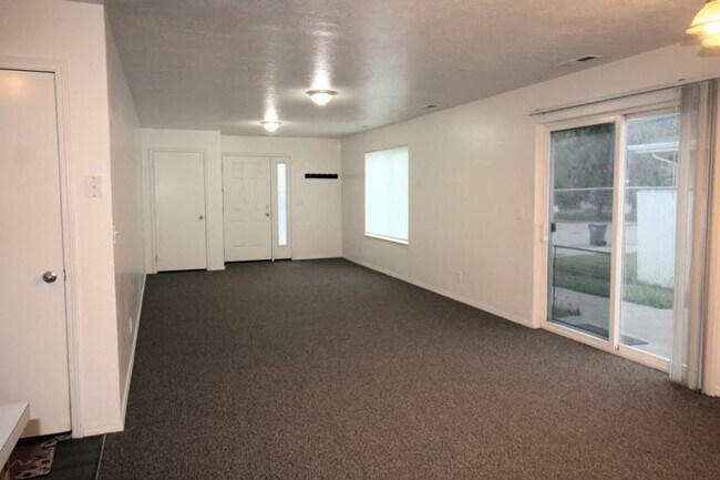 Photo - **Winter Special** 2 bed 1 bath duplex