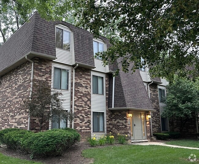Building Photo - 234 W Ct of Shorewood Unit 3B Rental