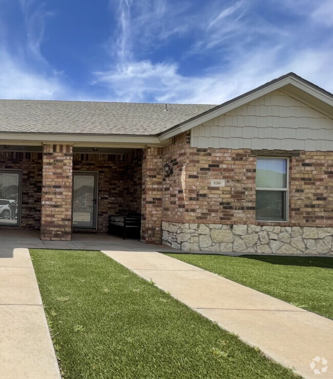 Building Photo - Cute 3/2/2 townhome in the Lubbock-Cooper ...