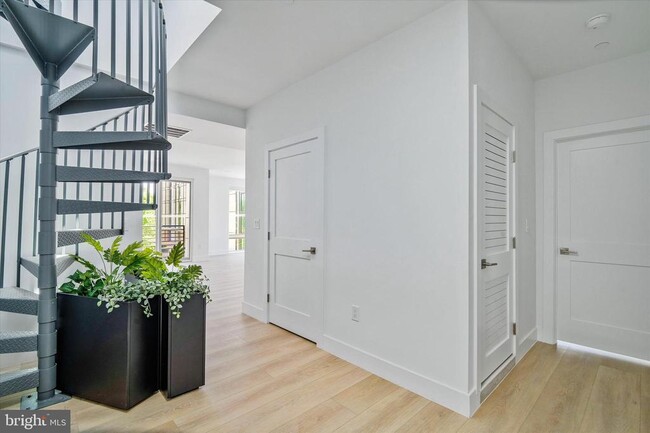 Building Photo - 228 W Glebe Rd Unit 301