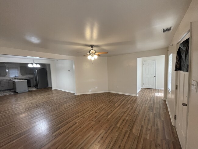 Photo - 5-125 Roundtree St