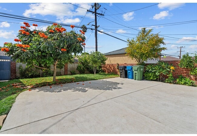 Photo - 10229 S Van Ness Ave