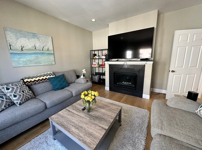 Photo - 241 Emerson St Unidad 0