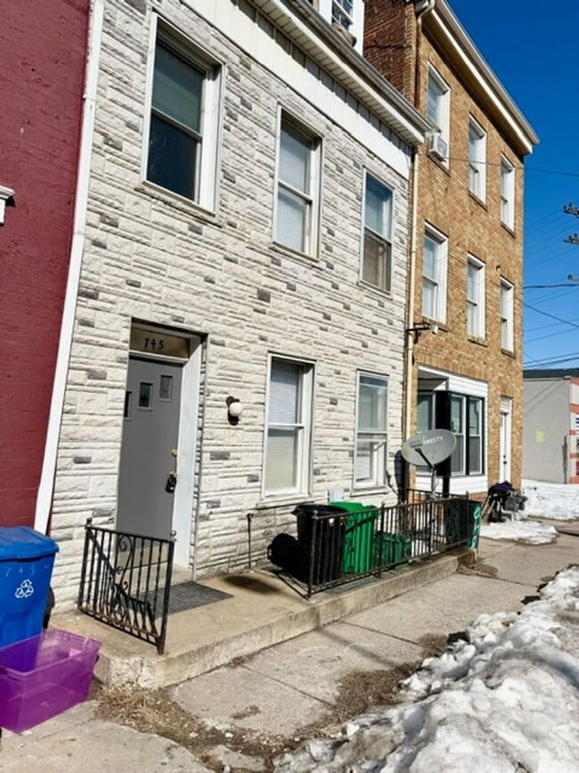 Building Photo - 745 E Market St Unit 1