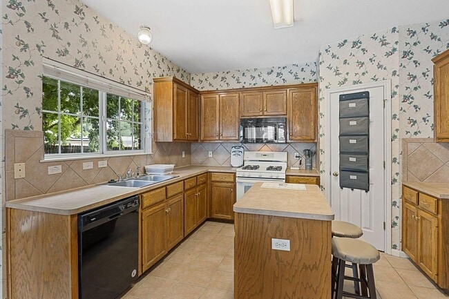 Photo - 702 Dover Ln