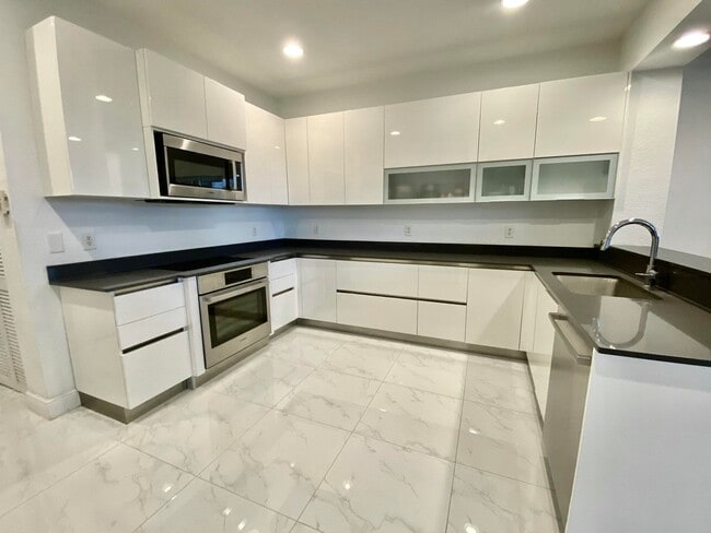 Photo - 850 Millbrae Ct