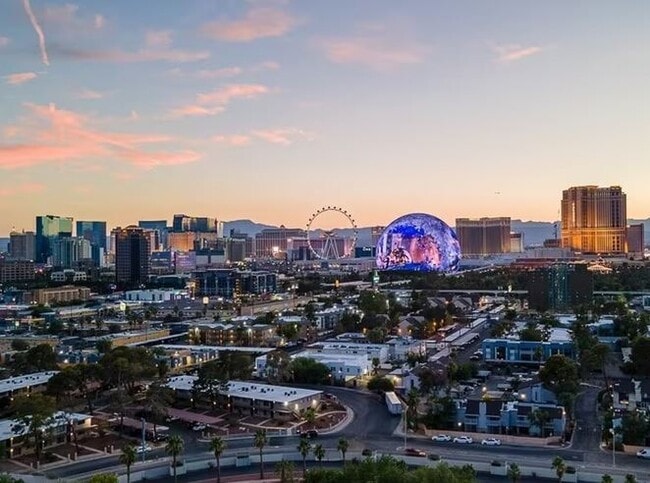 Building Photo - 605 S Royal Crest Cir Unit 7