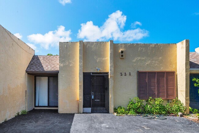 Photo - 221 NW 43rd Pl