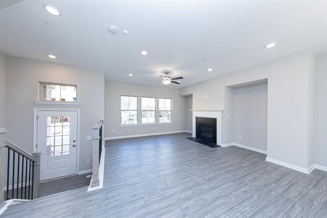 Photo - 272 Commons Ave
