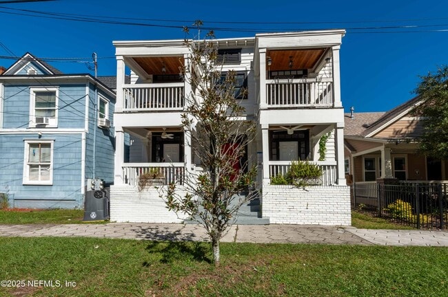 Photo - 117 E 4th St