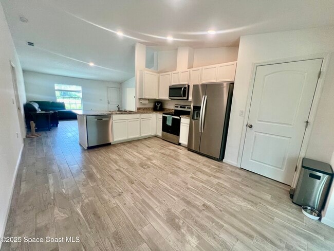 Photo - 499 Oakleaf St SW