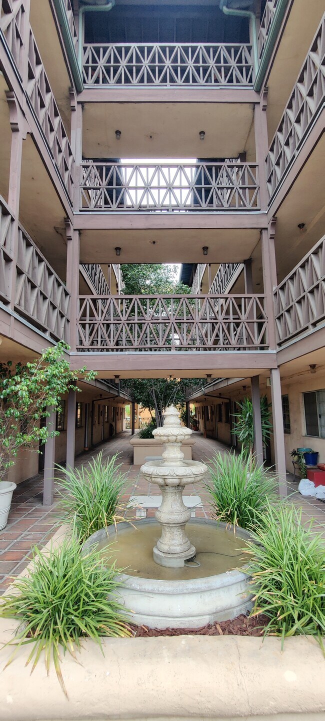 Photo - 1460 N Mansfield Ave Unit 101