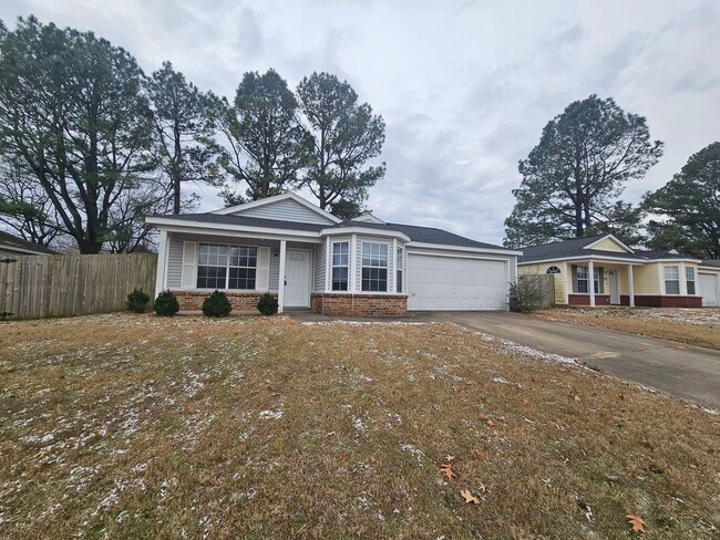 Nice 3 bedroom home with fenced in yard - Nice 3 bedroom home with fenced in yard