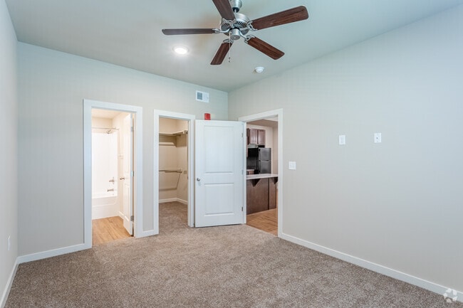 2BR, 2BA - 1173 SF