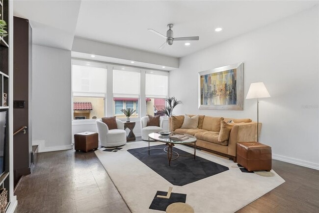 Photo - 106 Fareham Pl N