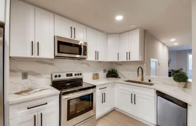 Photo - $3,700 - 3 Bed / 2.5 Bath Upgraded Townhome in The Knolls Community