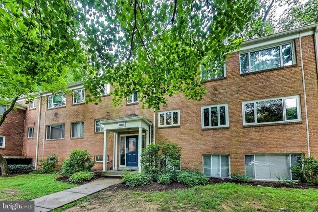 Building Photo - 10501 Montrose Ave Unit 103