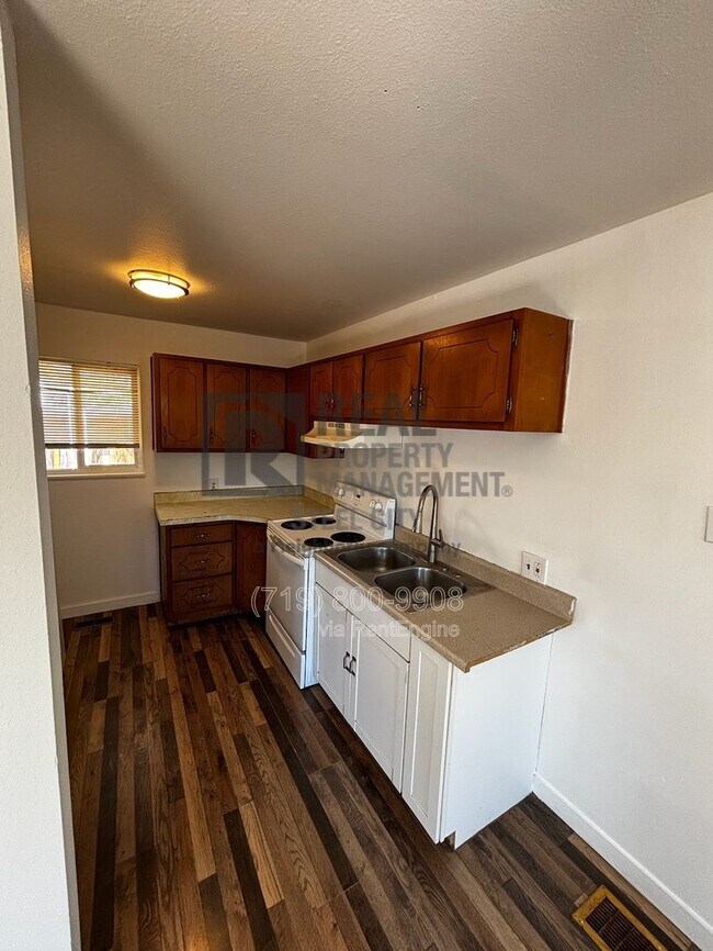 Photo - 910 E 9th St Unit B