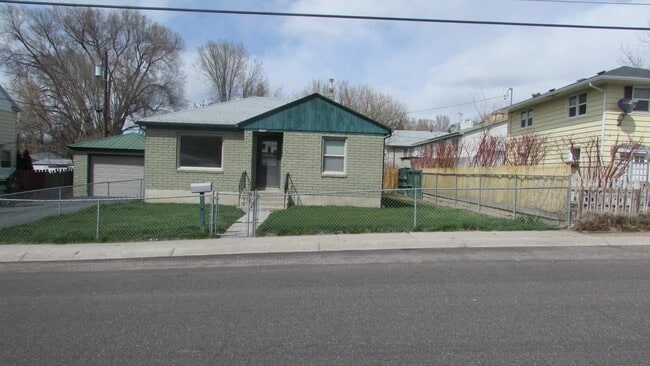 Building Photo - 1456 E Elm St