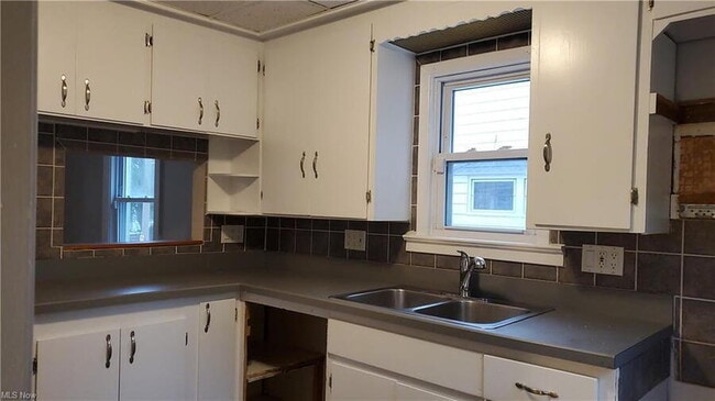 Photo - 1492 Maplegrove Rd