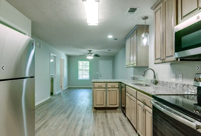 Photo - 911 Pecorella St E