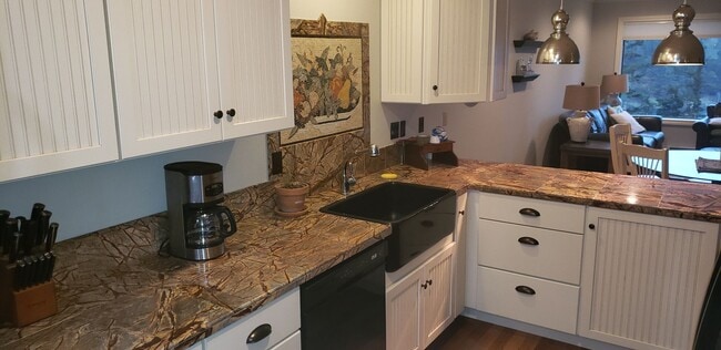 Photo - Wonderful Fully Furnished In Town Rental with Amazing View of the Harbor! Unidad B
