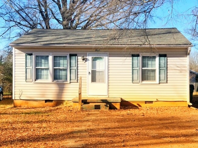 Building Photo - Three bedroom, 1 bath house in Burlington