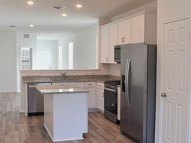 Photo - 217 English Oak St