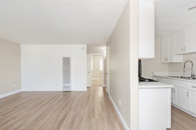 Plan B, 2 habitaciones / 1 baño, 738 pies cuadrados. - NC18 Apartments