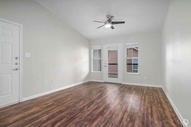 1BR, 1BA - 676SF - Living Room - Brentwood Oaks Apartments