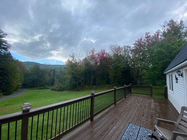 Cubierta - 636 Old County Rd N