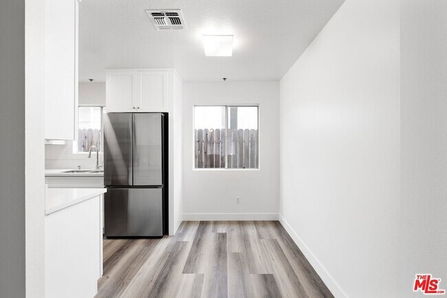 Photo - 6616 Sylmar Ave