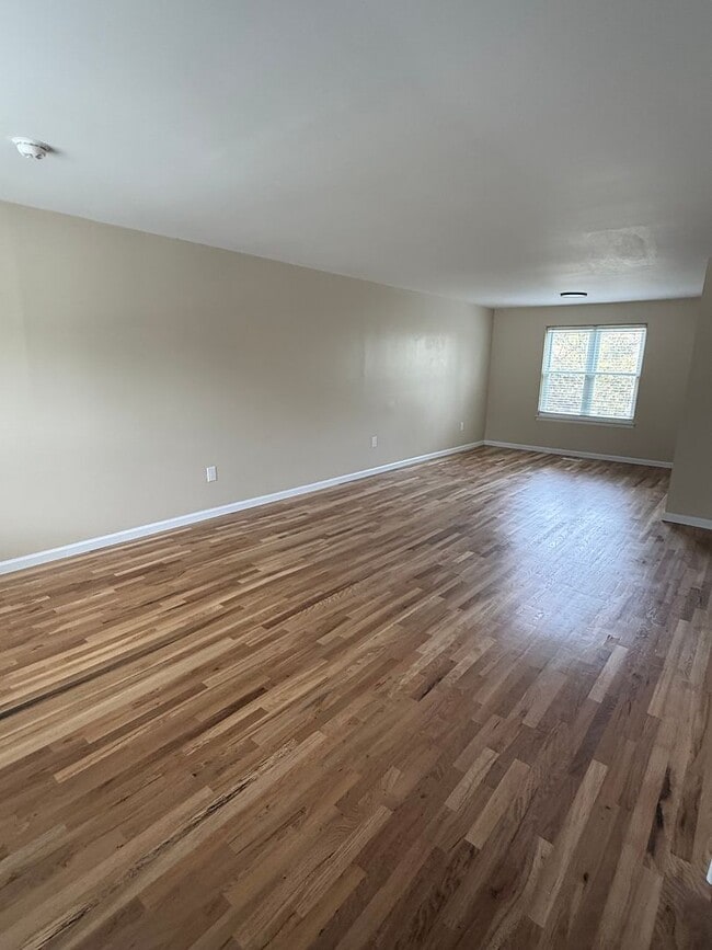 Photo - Beautiful Updated 4 bedroom townhouse available!
