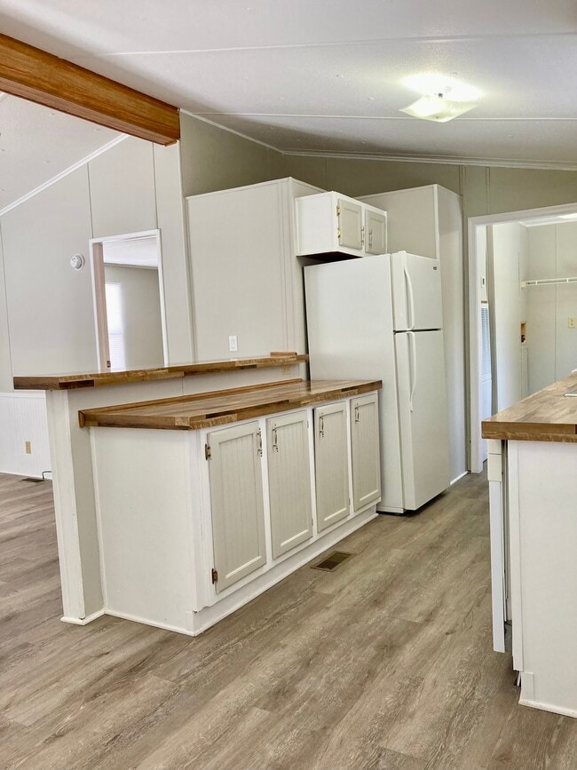 Photo - 870 Tower Rd SE